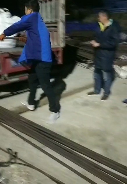 25精軋螺紋鋼筋卸貨.jpg 25精軋螺紋鋼筋卸貨.jpg